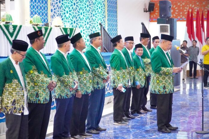 444-Pengurus-majelis-lembaga-PWM-Sulsel-dikukuhkan-696x464.jpg 