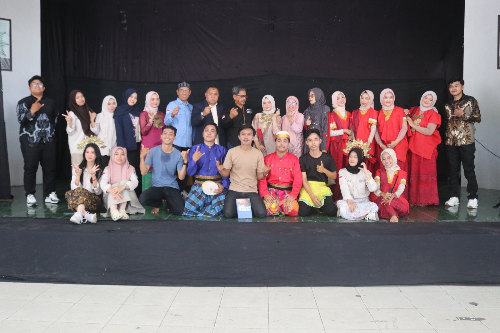 Mahasiswa S1 Pendidikan Bahasa Indonesia UMS Rappang Turut Sukseskan Pementasan Teater Tania Andi