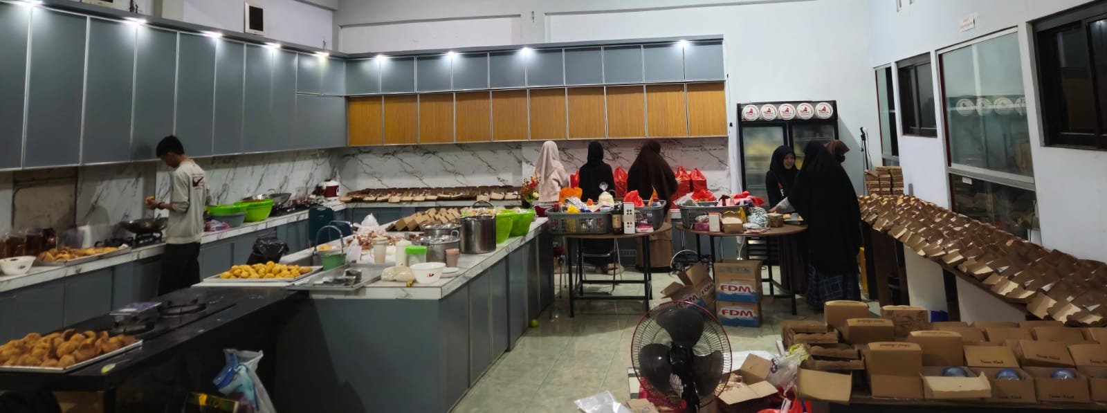 Mahasiswa Vokasional Seni Kuliner UMS Rappang Produksi 520 Snack Box untuk Pesma