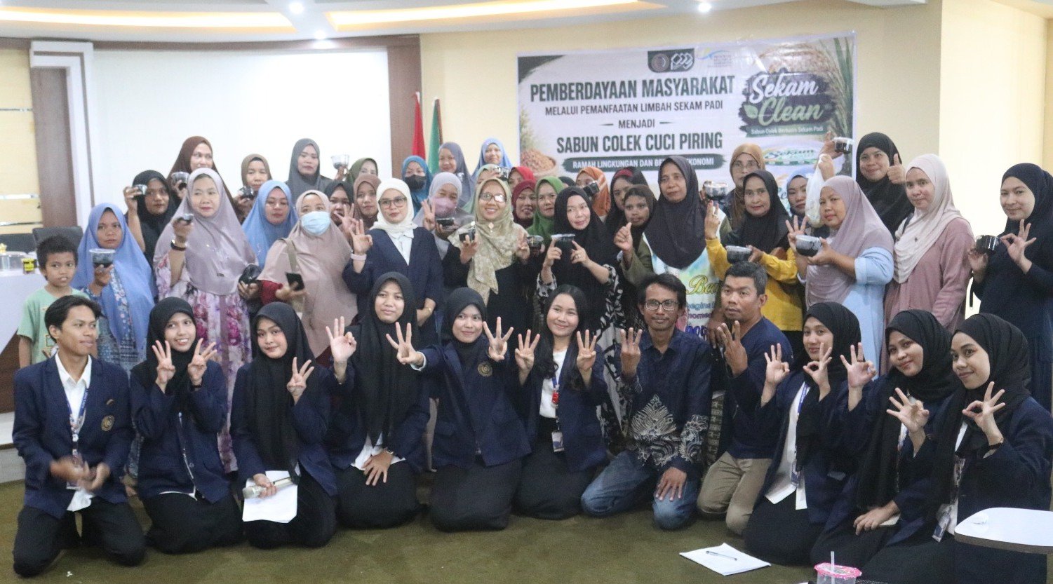 Sulap Limbah Sekam Padi Jadi Cuan, Mahasiswa PPG UMS Rappang Latih Ibu-Ibu Bikin Sabun