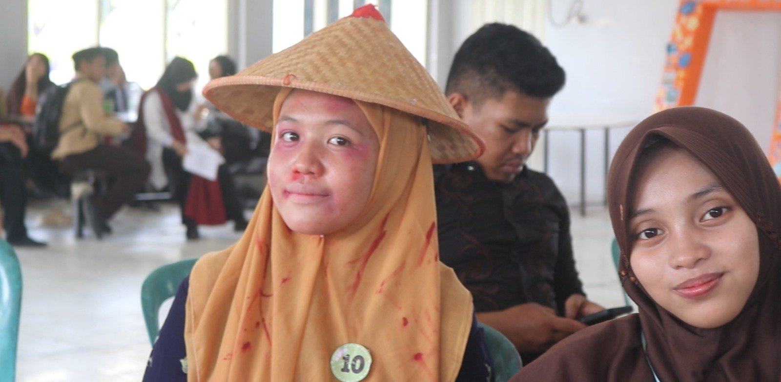 Tampil Totalitas, Peserta Lomba Puisi FBB 2026 UMS Rappang Gunakan Caping dan Riasan Lumpu