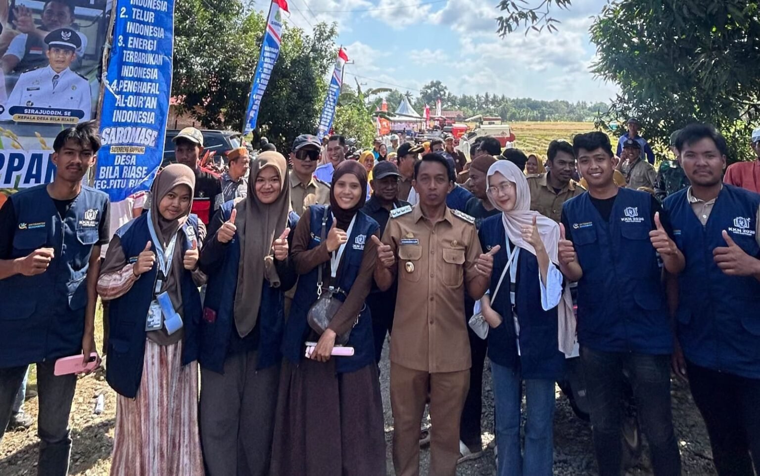 Mahasiswa KKN UMS Rappang Turut Sukseskan Panen Perdana IP 300 di Bila Riase
