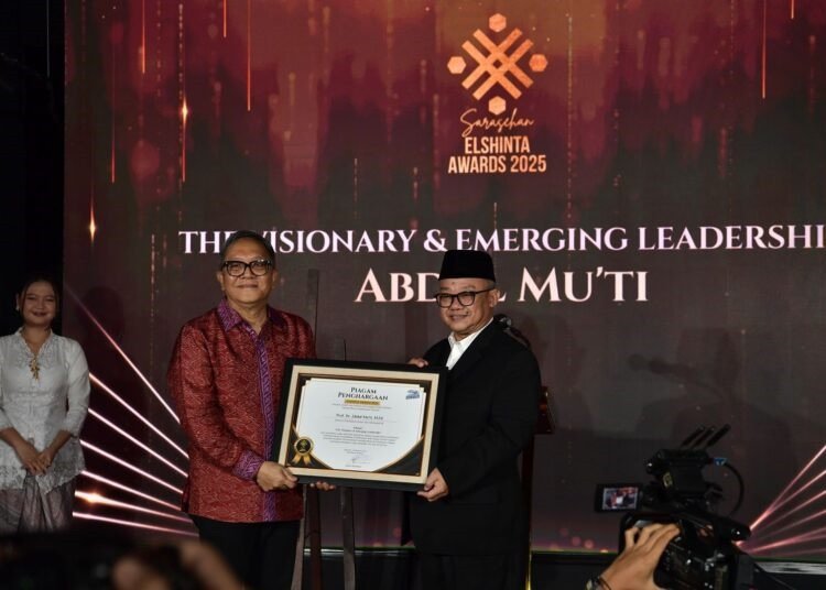 Abdul-Muti-Raih-Penghargaan-The-Visionary-and-Emerging-Leadership-di-Elshinta-Award-2025-750x536.jpg