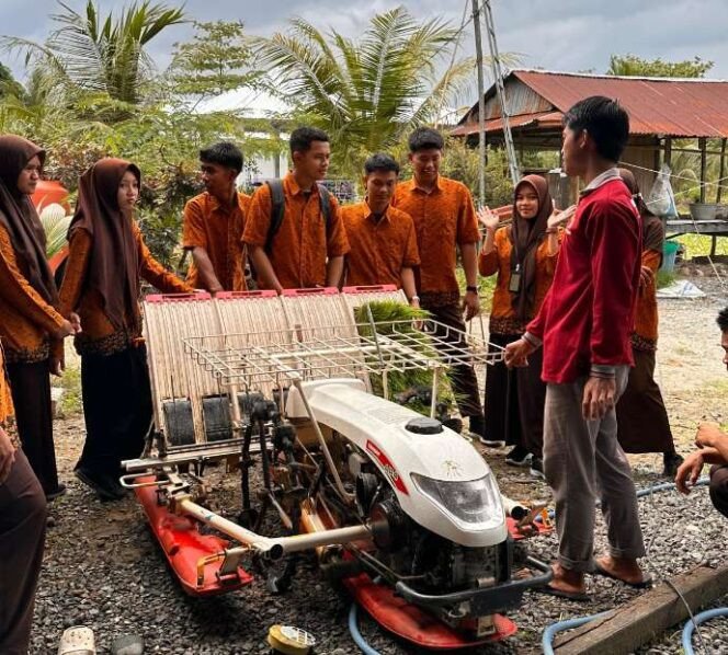 Mahasiswa Agribisnis Perkenalkan Alat Penanaman Padi Modern 