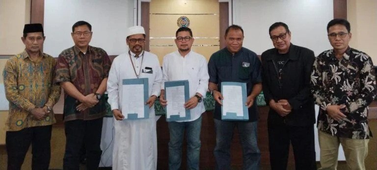 Meningkatkan Kualitas Pendidikan Rektor Serahkan Pangkat Dosen UMS Rappang