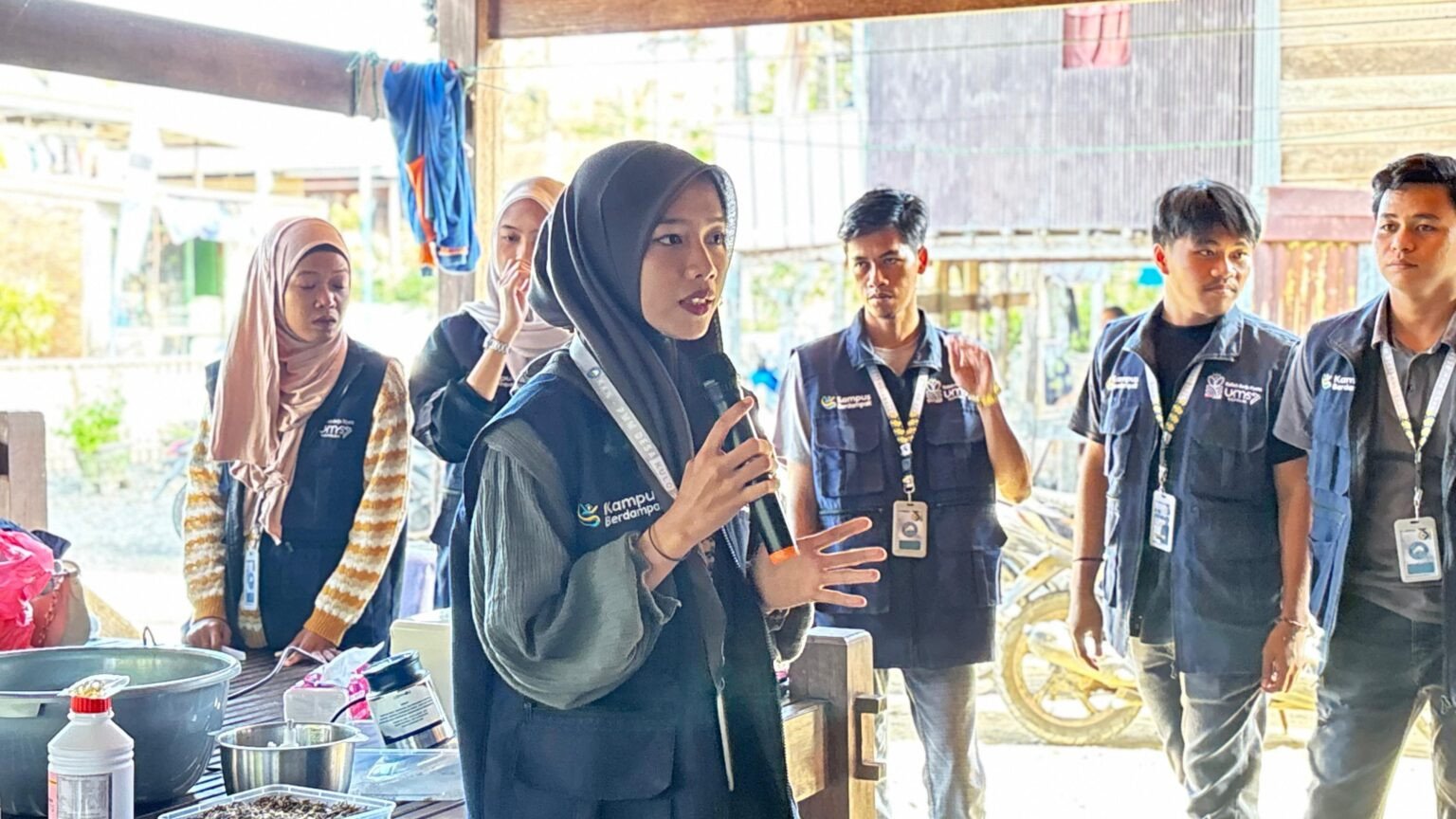 Demplot Pembuatan Pelet oleh Mahasiswi KKN PMM di Desa Kulo: Dorong Kemandirian Pangan Ikan