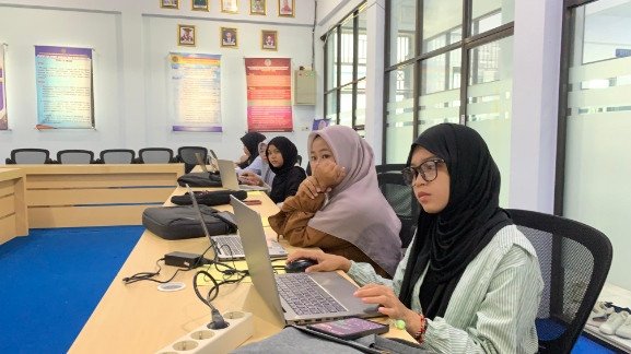 Dr. Erfina Pimpin Bimbingan Proposal Penelitian Mahasiswa FISIP UMS Rappang