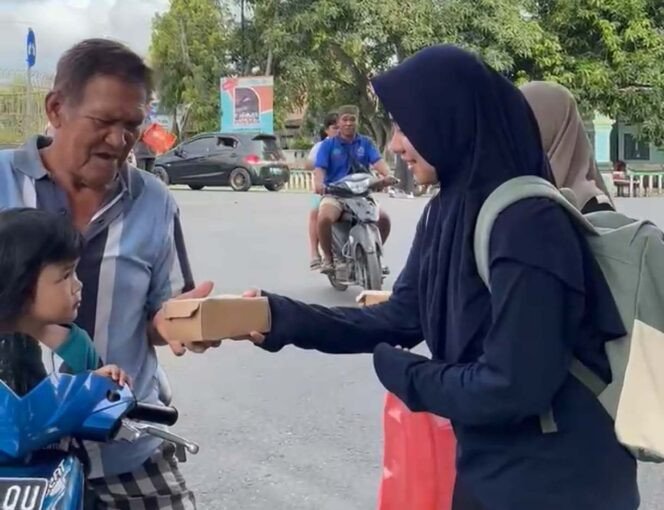 HIMAGRO UMS Rappang Berbagi Takjil di Bundaran Bambu Runcing