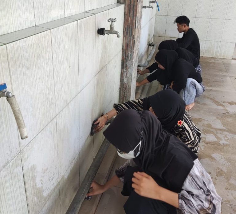 Himpunan HIMALOGISTA Mahasiswa THP UMS Rappang Peduli dengan Mesjid Jihad Muhammadiyah