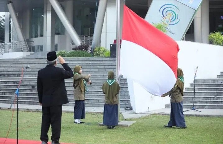 Upacara-Bendera-Menyambut-Hardiknas.jpg 