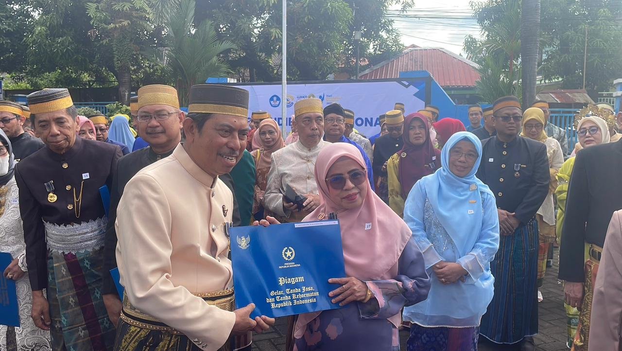 Direktur Pasca Sarjana UMS Rappang Terima Satya Lencana Karya Satya dari LLDIKTI Wilayah IX  