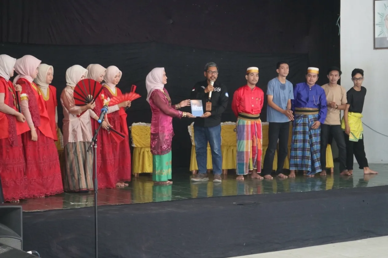 Sangat Terkesan, Warek I UMS Rappang Beri Nilai 93 dan Hadiahkan Buku untuk Teater 'Tania Andi'