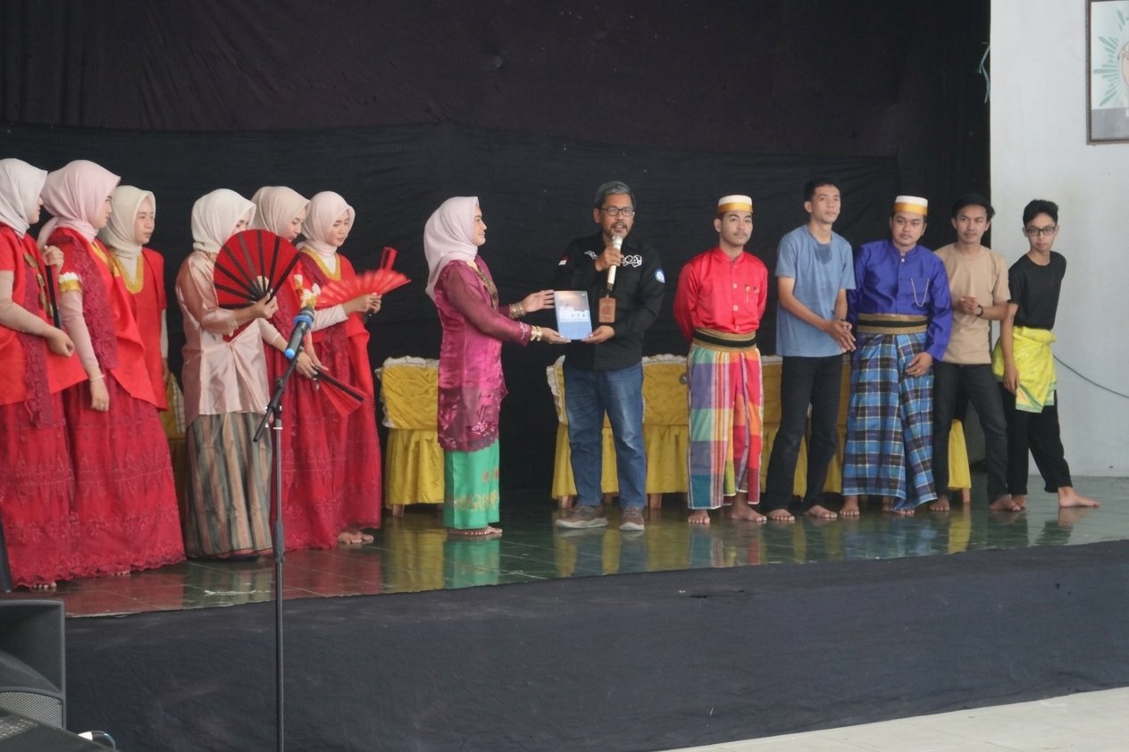 Sangat Terkesan, Warek I UMS Rappang Beri Nilai 93 dan Hadiahkan Buku untuk Teater 'Tania Andi'